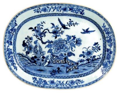CHINE - Epoque QIANLONG (1736 - 1795) Plat de forme ovale en porcelaine décorée en...