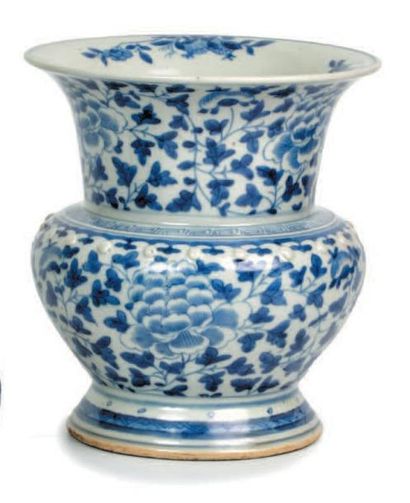 CHINE - Début du XXe siècle Vase "zhadou" en porcelaine décorée en bleu sous couverte...