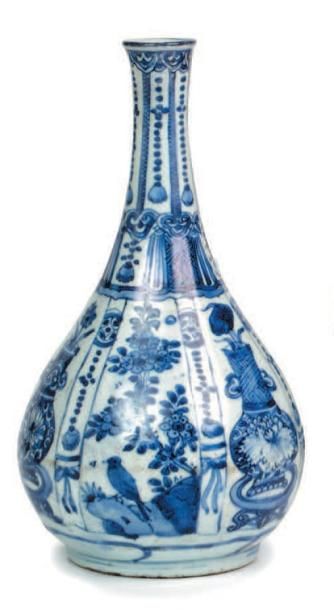 CHINE, Kraak - Epoque WANLI (1573 - 1620) Vase bouteille en porcelaine décorée en...