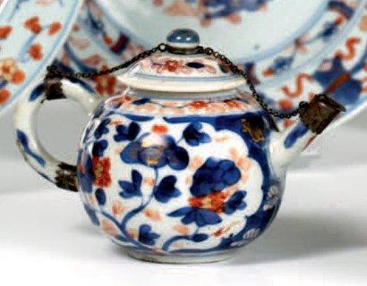 CHINE - EPOQUE KANGXI (1662 - 1722) Verseuse en porcelaine décorée en bleu sous couverte,...