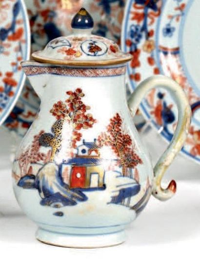CHINE - EPOQUE KANGXI (1662 - 1722) Verseuse couverte en porcelaine décorée en bleu...