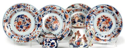 CHINE - EPOQUE KANGXI (1662 - 1722) Ensemble de quatre assiettes en porcelaine décorée...
