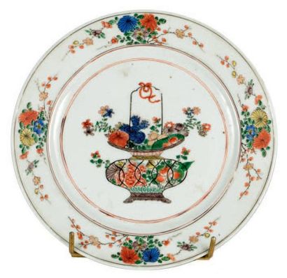 CHINE - EPOQUE KANGXI (1662 - 1722) Assiette en porcelaine décorée en émaux polychromes...