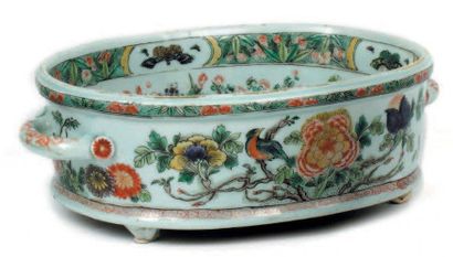 CHINE - EPOQUE KANGXI (1662 - 1722) Bassin de forme ovale sur pieds en porcelaine...