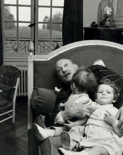 null PHOTO DE L'ECRIVAIN allongé sur un lit et jouant avec deux de ses petits enfants....