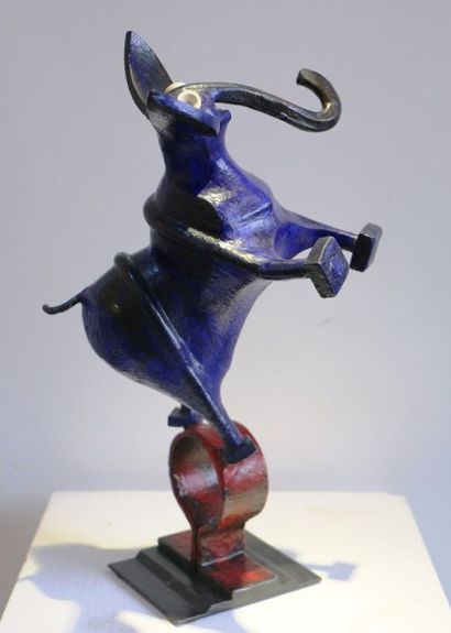 VALAT Eric L'éléphant bleu Sculpture en fer et polyester à patine rouge sur fond...