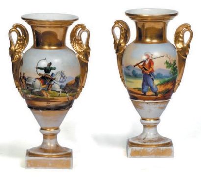 PARIS Paire de vases ovoïdes en porcelaine or à décor polychrome de personnages orientaux...