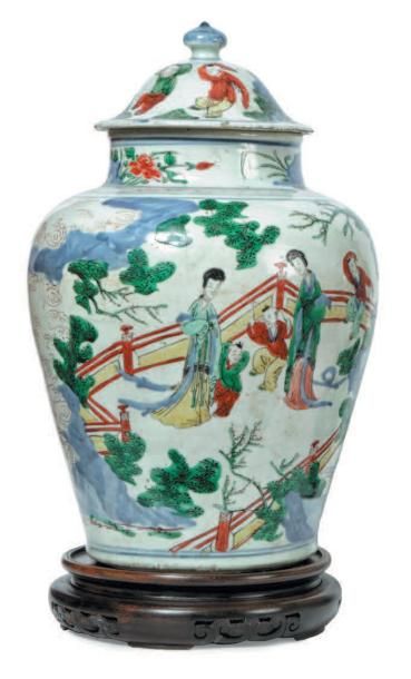 CHINE - PÉRIODE TRANSITION, XVIIE SIÈCLE Potiche couverte en porcelaine décorée en...