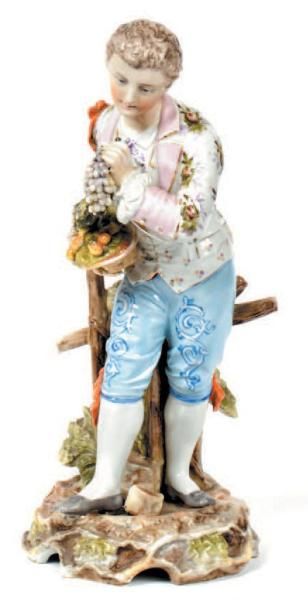 null Sujet en porcelaine polychrome figurant un jeune homme en habit du XVIIIe siècle...