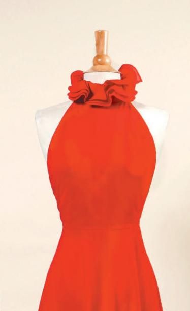 Jean Patou Haute-couture n°95281 - circa 1975/1978 Robe longue en crêpe rouge, encolure...