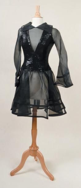 Jean Patou Haute-couture n° 90900 - circa 1968/ Robe de cocktail en gazar noir, buste...