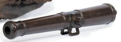 null Fût de canon en bronze à patine brune. 1ère moitié du XIXe siècle. L. 40 cm....