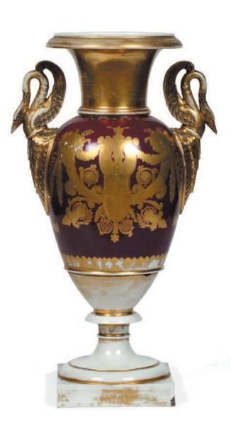 null Vase ovoïde en porcelaine or à décor de guirlandes, rosaces et palmettes sur...