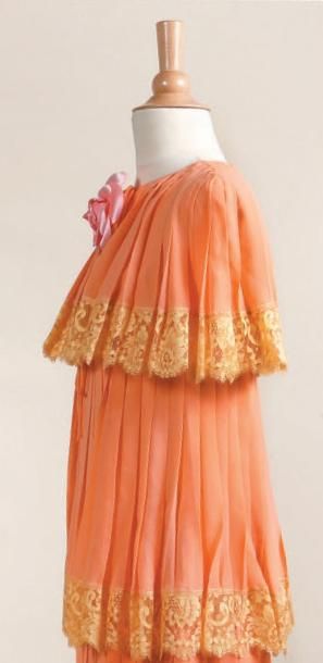 Jean Patou Haute-couture n° 96924 - circa 1965/1968 Robe en crêpe de soie saumon,...