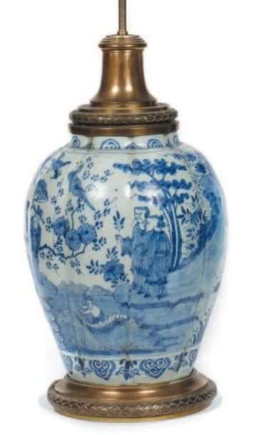 null Lampe composée d'un vase ovoïde à côtes en faïence de Delft, décor blanc bleu...