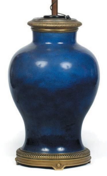 null Lampe composée d'un vase balustre en porcelaine bleu poudré, monture de bronze...