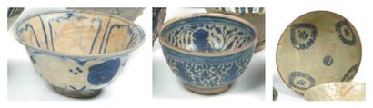 null Trois bols en céramique siliceuse à décor bleu et blanc dans le gout chinois,...