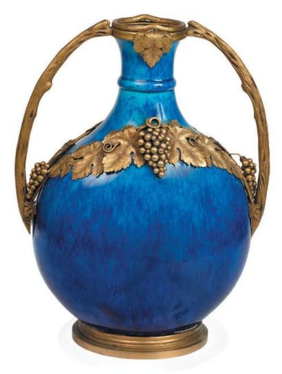 null Vase gourde à panses aplaties en porcelaine bleue, monture en bronze ciselé...