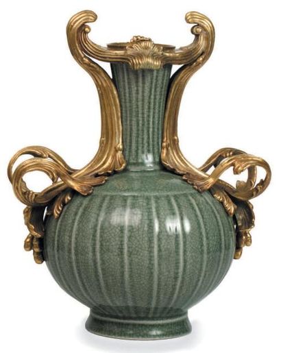 null Vase en porcelaine craquelée de couleur céladon, de forme melon. Monture en...