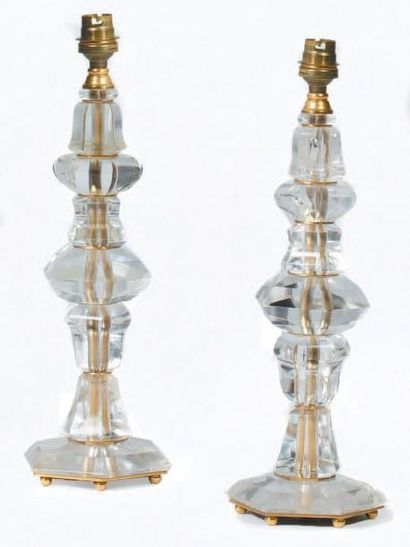  Paire de lampes de forme balustre en cristal de roche taillé, facetté et métal doré....