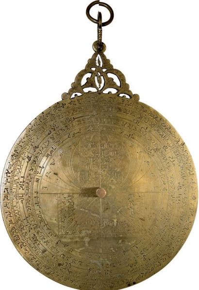  Astrolabe maghrébin du XIVe siècle Astrolabe en laiton de 25,2 cm de diamètre, signé...