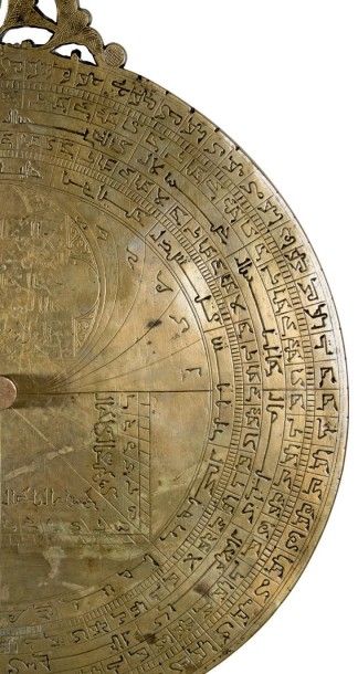  Astrolabe maghrébin du XIVe siècle Astrolabe en laiton de 25,2 cm de diamètre, signé...