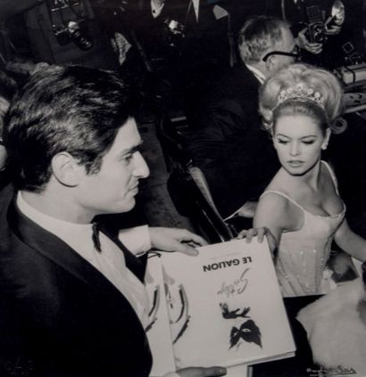 André SAS Brigitte Bardot et Sami Frei Tirage argentique sur papier baryté, signé...