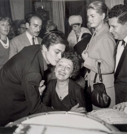 André SAS Edith Piaf et Alain Delon. Melun 1959 Tirage argentique sur papier baryté...