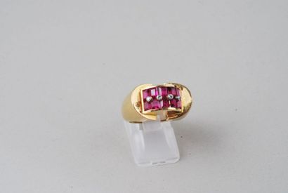 null Bague « tank » en or jaune 18K sertie de rubis synthétiques taille princesse,...