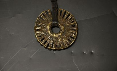 null Pendentif soleil Dogon, Mali. En bronze à cire perdue et son cuir de portage....