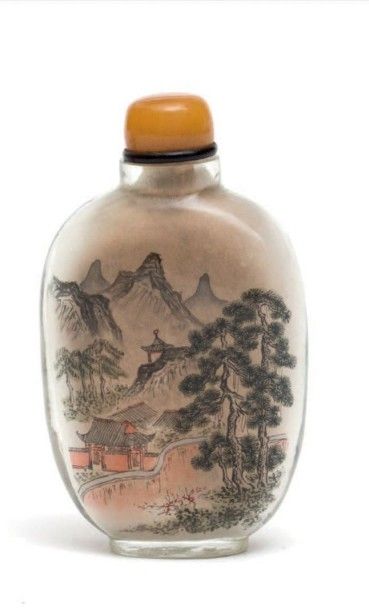 CHINE - XXe siècle Flacon tabatière en verre peint à l'intérieur d'un paysage montagneux,...