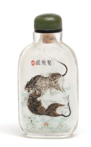 CHINE - XXe siècle Flacon tabatière en verre peint à l'intérieur, de Deux tigres...