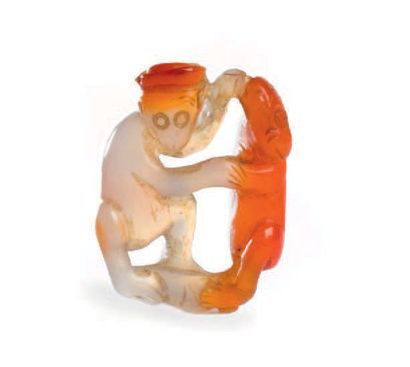 CHINE - XIXe siècle Ornement en cornaline rouge et blanche, Deux singes debout dansant....