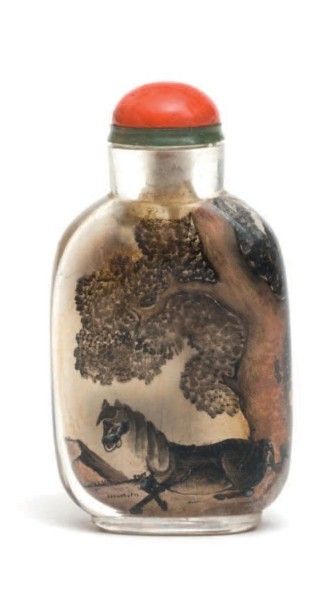 CHINE - XXe siècle Flacon tabatière en verre peint à l'intérieur d'un cheval sous...