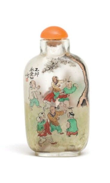 CHINE - XXe siècle Flacon tabatière en verre peint à l'intérieur de seize enfants...