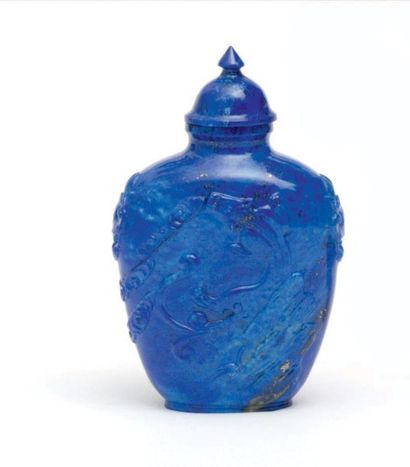 CHINE - Début XXe siècle Flacon tabatière de forme écusson en lapis-lazuli sculpté...