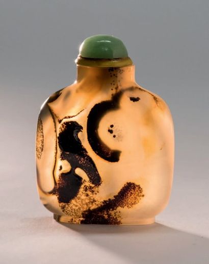 CHINE - XIXe siècle Flacon tabatière de forme carrée arrondie en agate silhouette...