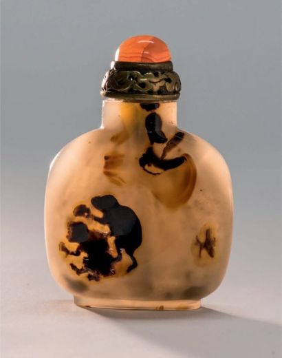 CHINE - XIXe siècle Flacon tabatière de forme carrée aux épaules tombantes en agate...