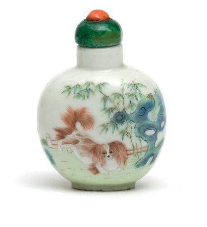 CHINE Epoque DAOGUANG (1821 - 1850) Flacon tabatière de forme arrondie en porcelaine...
