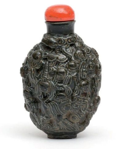 CHINE - XIXe siècle Flacon tabatière en porcelaine moulée en relief et émaillée brun...