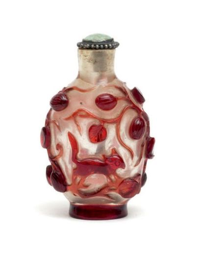 CHINE - XVIIIe/XIXe siècle Flacon tabatière en verre translucide overlay rouge à...