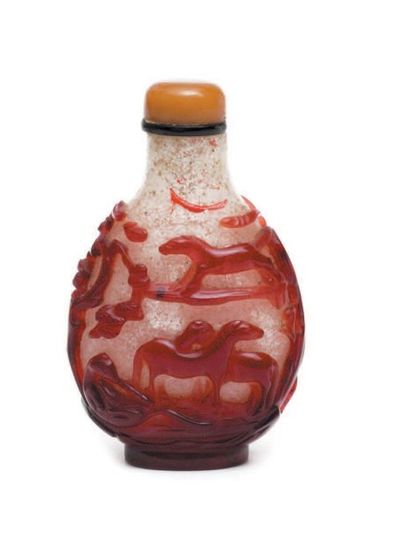 CHINE - XIXe siècle Flacon tabatière en verre rouge sur fond bullé à décor de huit...