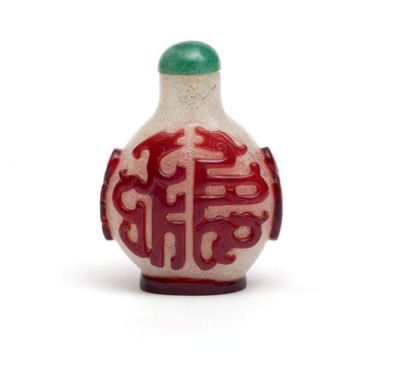 CHINE - XIXe siècle Flacon tabatière de forme arrondie en verre overlay rouge sur...