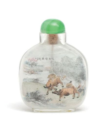 CHINE - XXe siècle Flacon tabatière en verre peint à l'intérieur d'une scène représentant...