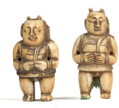 CHINE Epoque KANGXI (1662 - 1722) Deux petites statuettes d'enfant debout tenant...