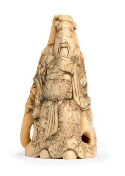 JAPON Epoque EDO (1603 - 1868) Netsuke en ivoire à patine jaune, Kwanyu assis sur...