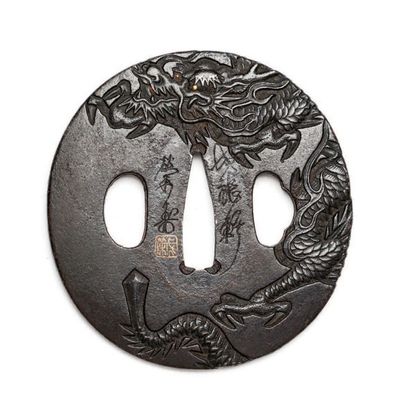 JAPON Epoque EDO (1603 - 1868) Nagamaru gata en fer à décor ciselé d'un dragon. signée...