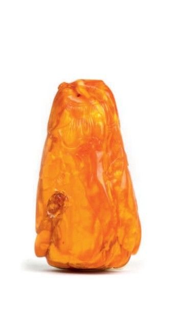 CHINE - XVIIIe siècle Ornement en racine d'ambre à décor sculpté en léger relief...