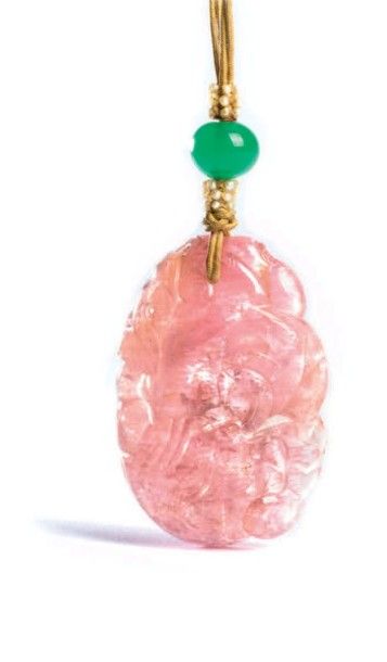 CHINE - Début XXe siècle Pendentif en quartz rose en forme de cucurbitacé dans son...