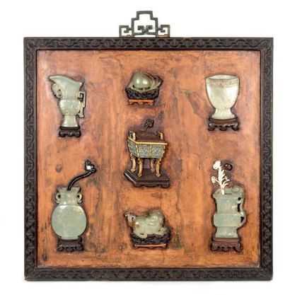 CHINE - XVIIe/XVIIIe siècle Ecran de forme carrée en bois à décor incrusté d'émaux...